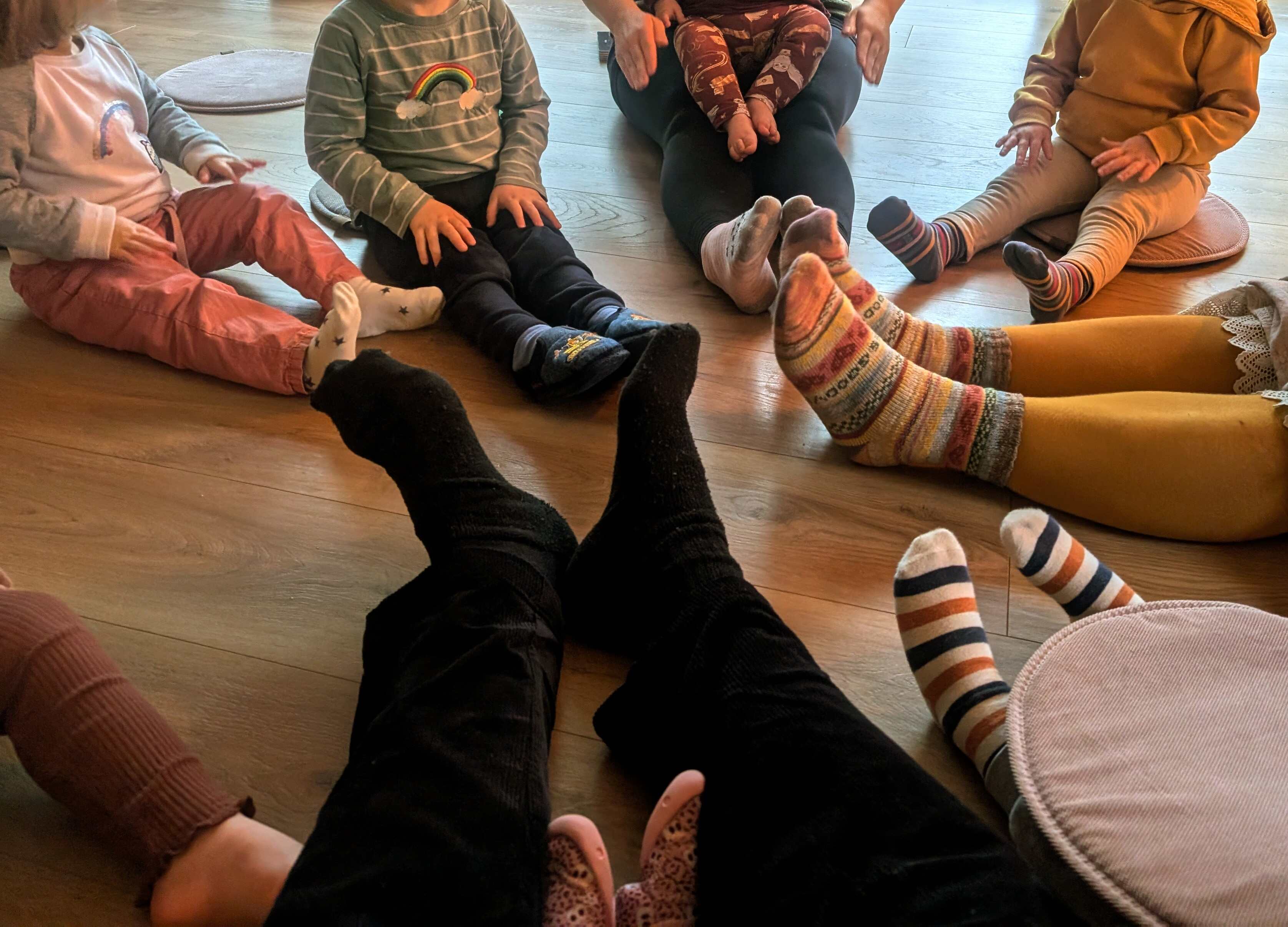 Morgenkreis - die Füße der Kinder im Kreis