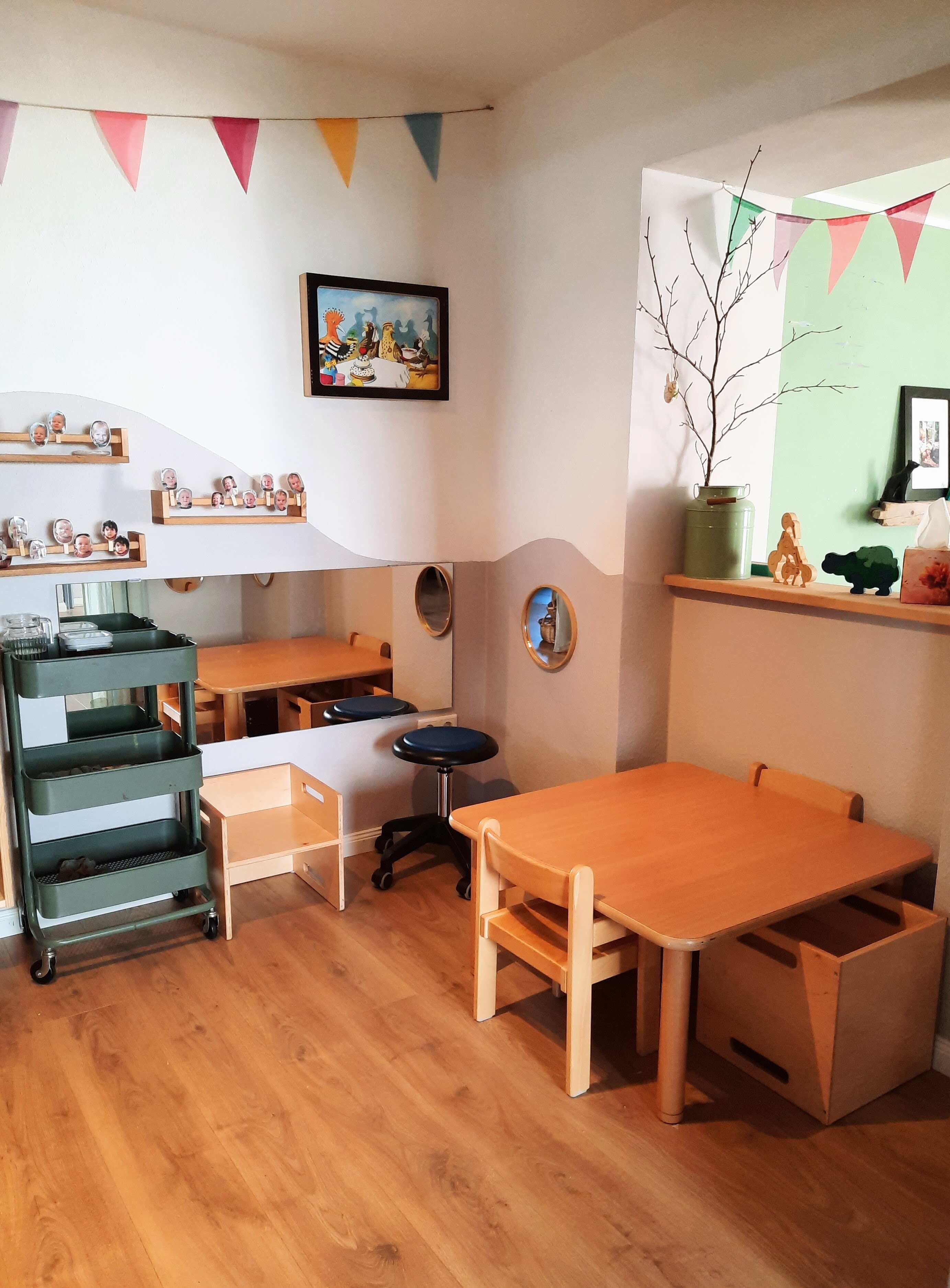 Gemütliches Spielzimmer mit kleinem Kindertisch