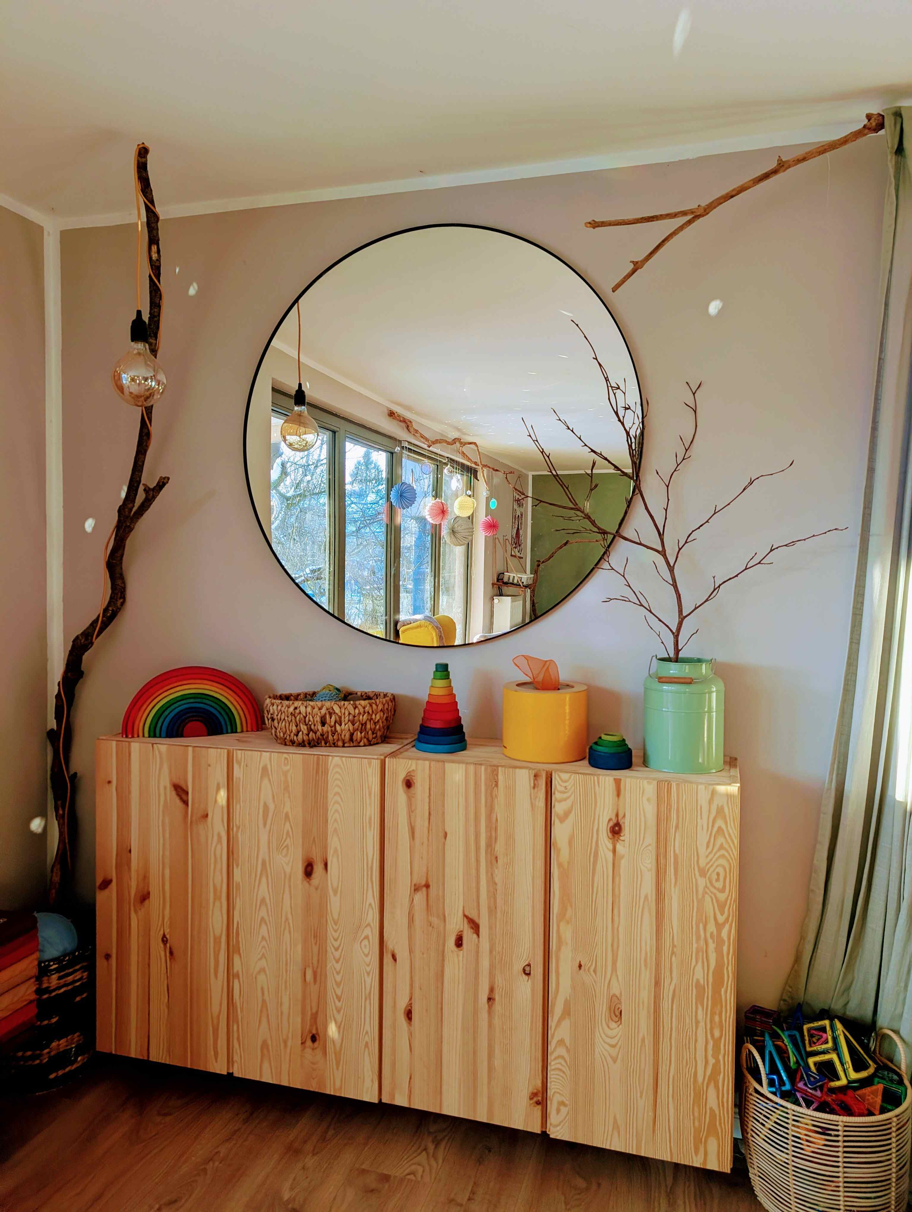 Schrank mit Dekoration und ein Spiegel