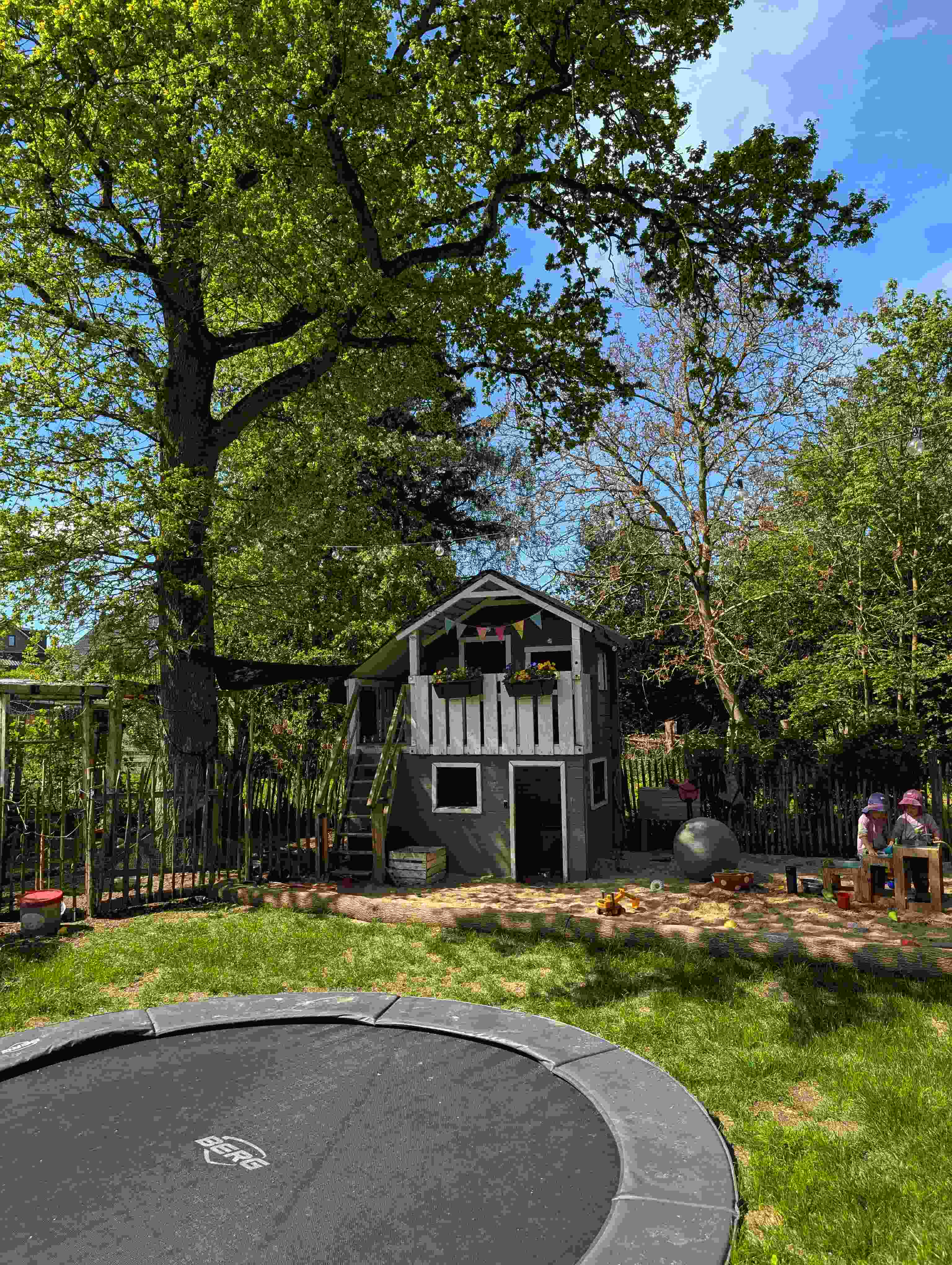 Garten mit Trampolin und Spielhaus